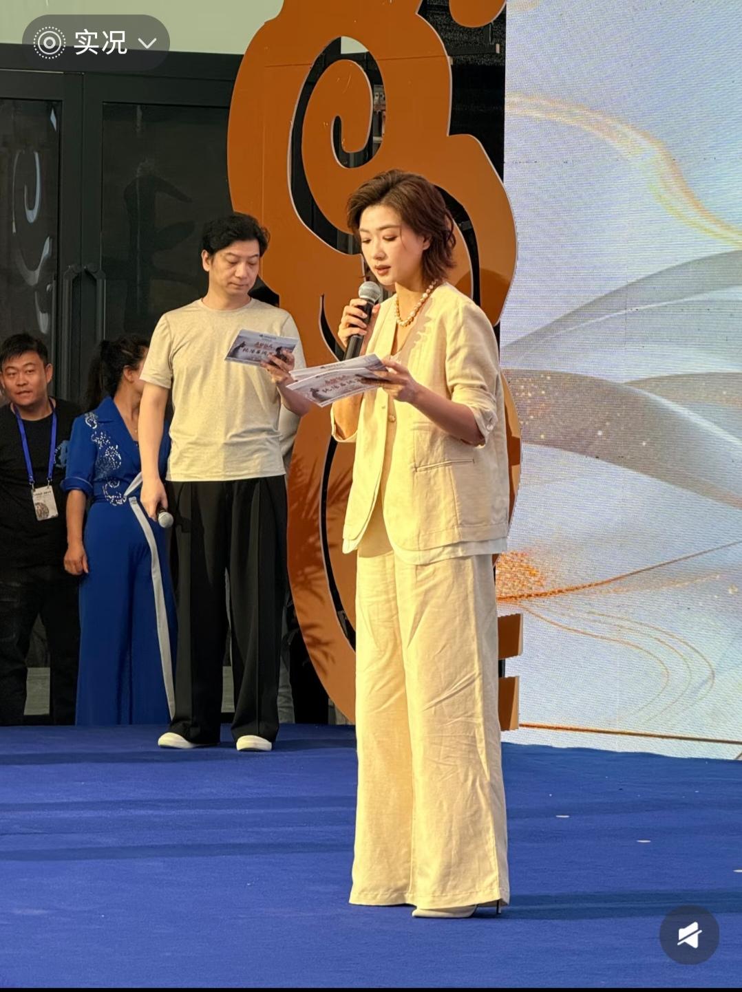 这样的衣服虽然很舒服，但是还是不适合正式场合穿。