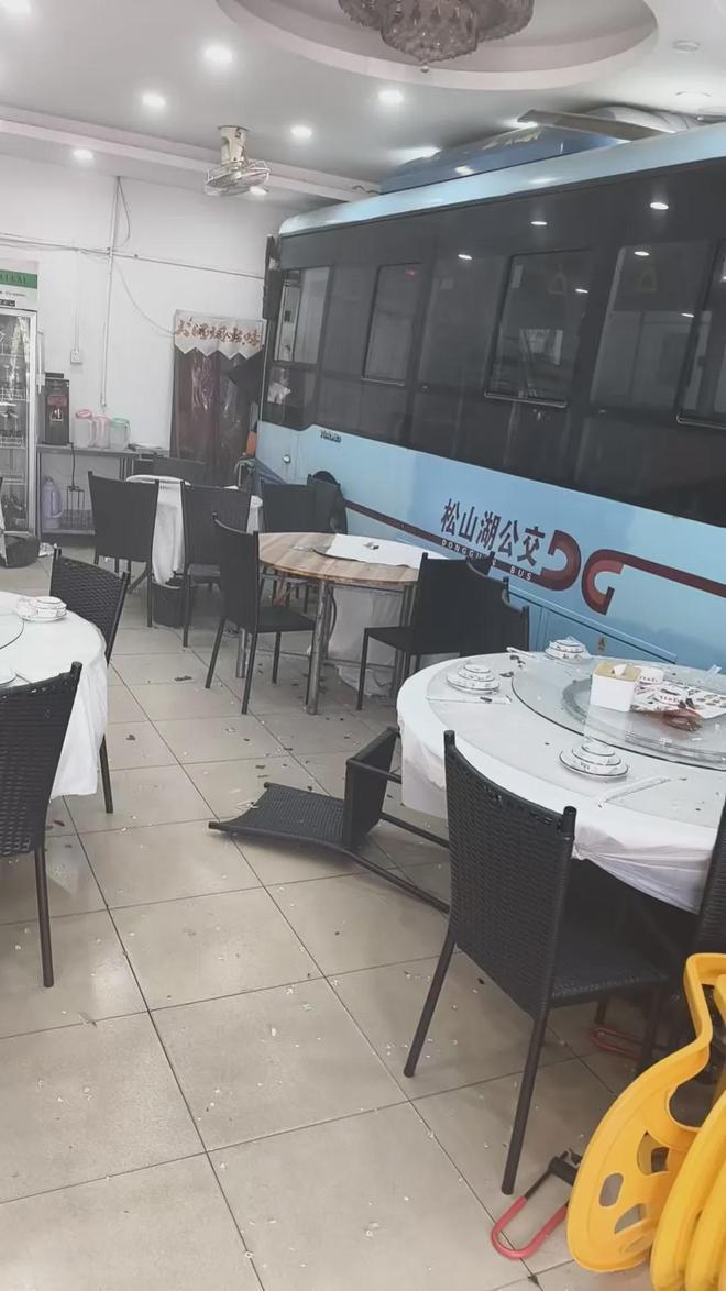 东莞寮步突发意外！公交车一头扎进餐馆太吓人
街头意外猝不及防。4月26日，广东东