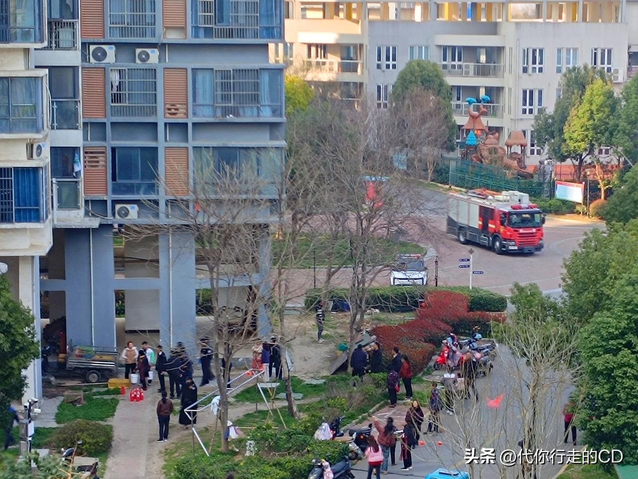 天干物燥，小心火烛。
烟都没冒一个，就别报火警了，浪费公共资源是不是?!