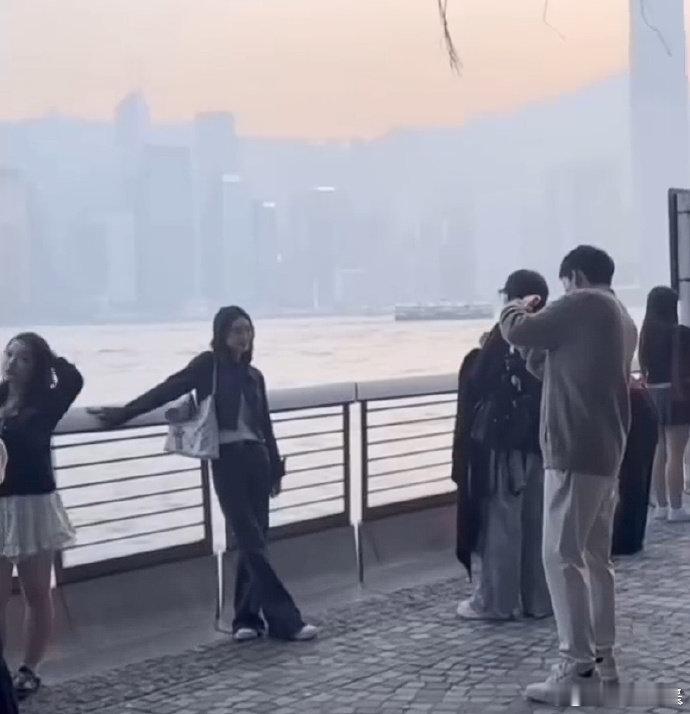 网友偶遇老公给陈雪凝拍照陈雪凝夫妻和网友合照 网友偶遇老公给陈雪凝拍照，还合照了