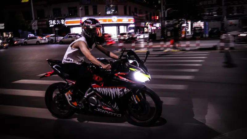 乐山这个 18 岁“鬼火少年”可真是够闹的，大半夜无证驾摩托“炸街”，那声音估计