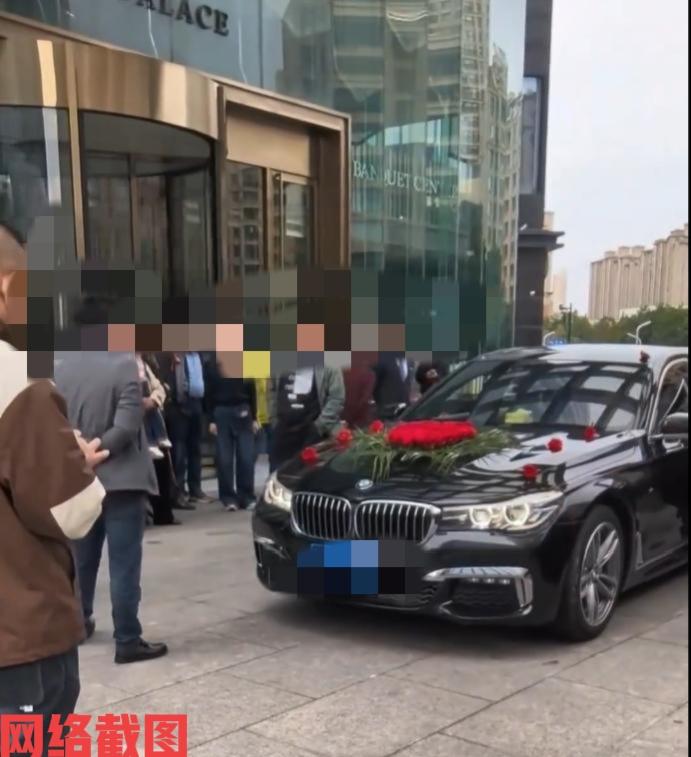 江苏盐城有新人结婚还遇到事。

这在结婚的大喜当日，老丈人却拦住婚车不让走，在于