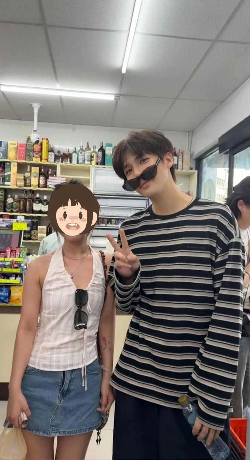 王安宇你脊柱侧弯吗王安宇和路人合照的时候都会偏向对方，男友氛围感这一块