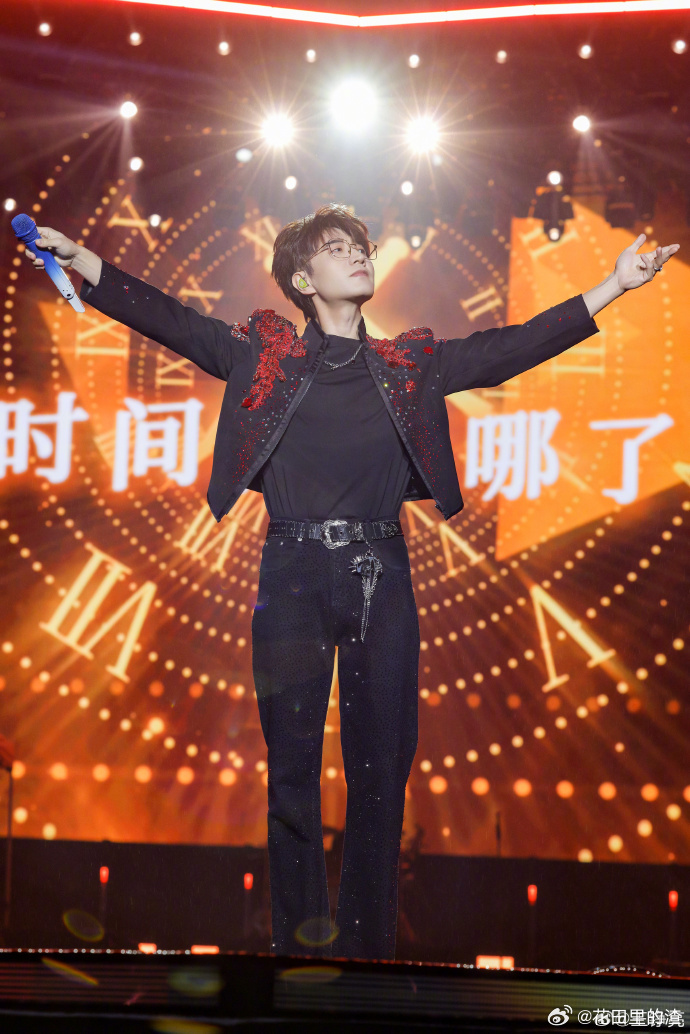 王铮亮披哥神级舞台 不得不说，王铮亮在披哥的舞台魅力无人能挡！那高音穿透力超强，