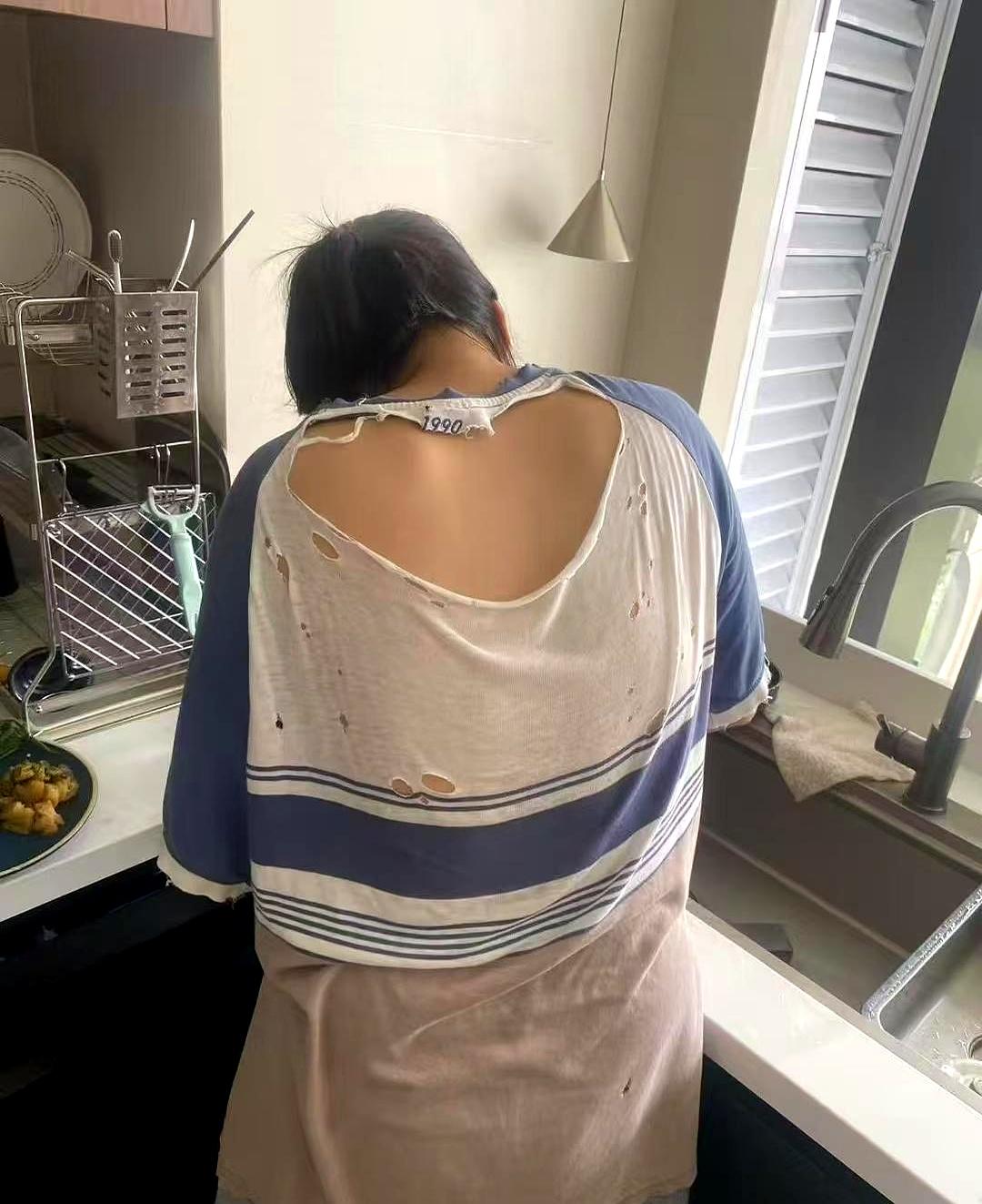 真绝了！
我妈今天居然因为一件“烂衣服”，当场甩给我嫂子1000块红包，还顺带把