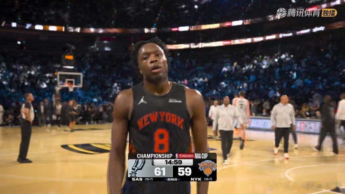 半场马刺61-59领先尼克斯！阿奴诺比10中8独砍20分马刺vs尼克斯