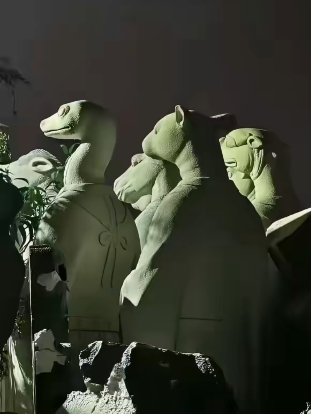 肖战十日终焉十二生肖石雕路透虽然什么也看不见，但依然能够感受到帅！最近因为肖战买