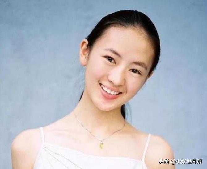 2003年，张国立的儿子张默，在中戏门口殴打女友童瑶，18岁的童谣被打到跪地求饶