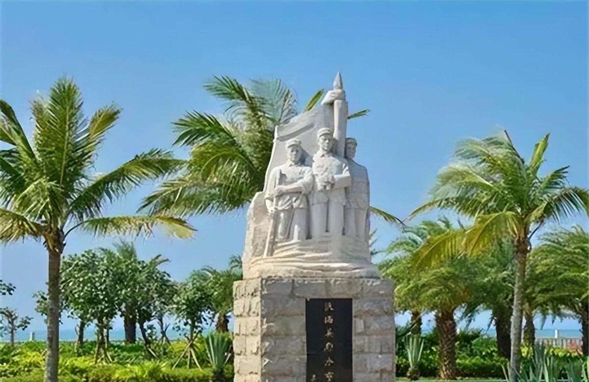 解放海南战役激烈异常，两百勇士仅十人生还，师长荣获少将军衔，参谋后来竟担任军委副