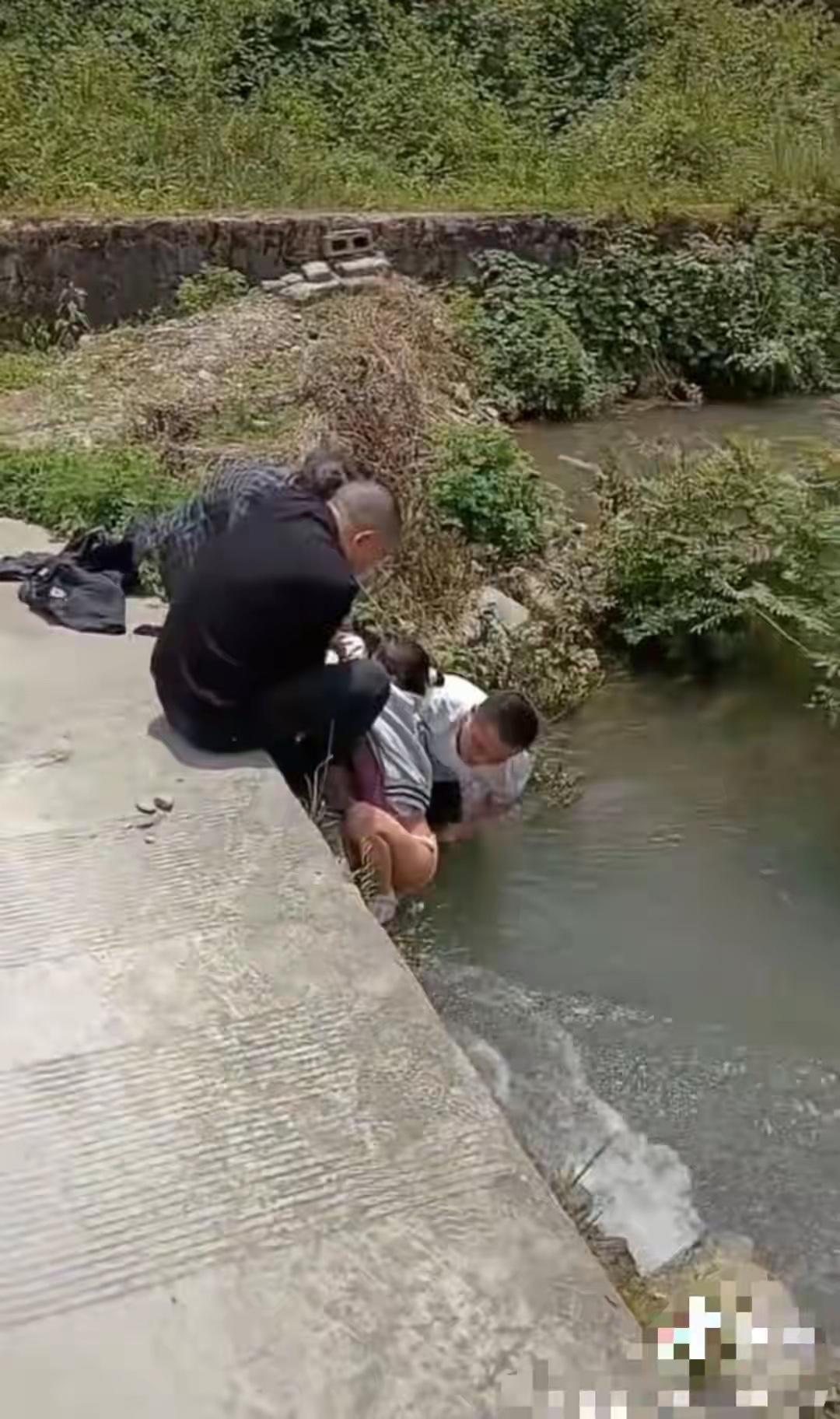 重庆女孩落水被卡桥洞冲掉裤子，男子及时救起帮忙穿好，网友纷纷批评质疑者：救人第一