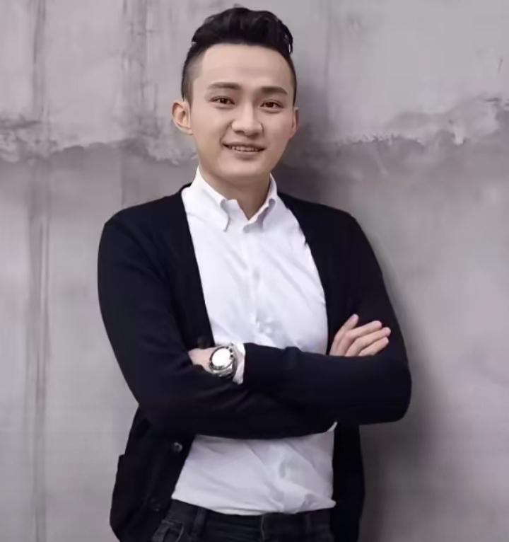孙宇晨，36岁，出生于青海省西宁市，北京大学历史学学士，美国宾夕法尼亚大学法律学