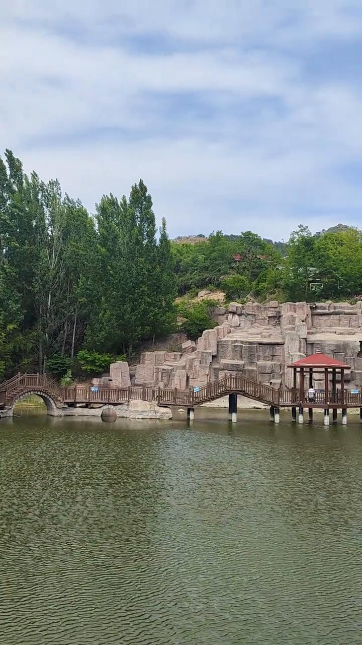 古桥横跨碧水，绿树掩映山间。