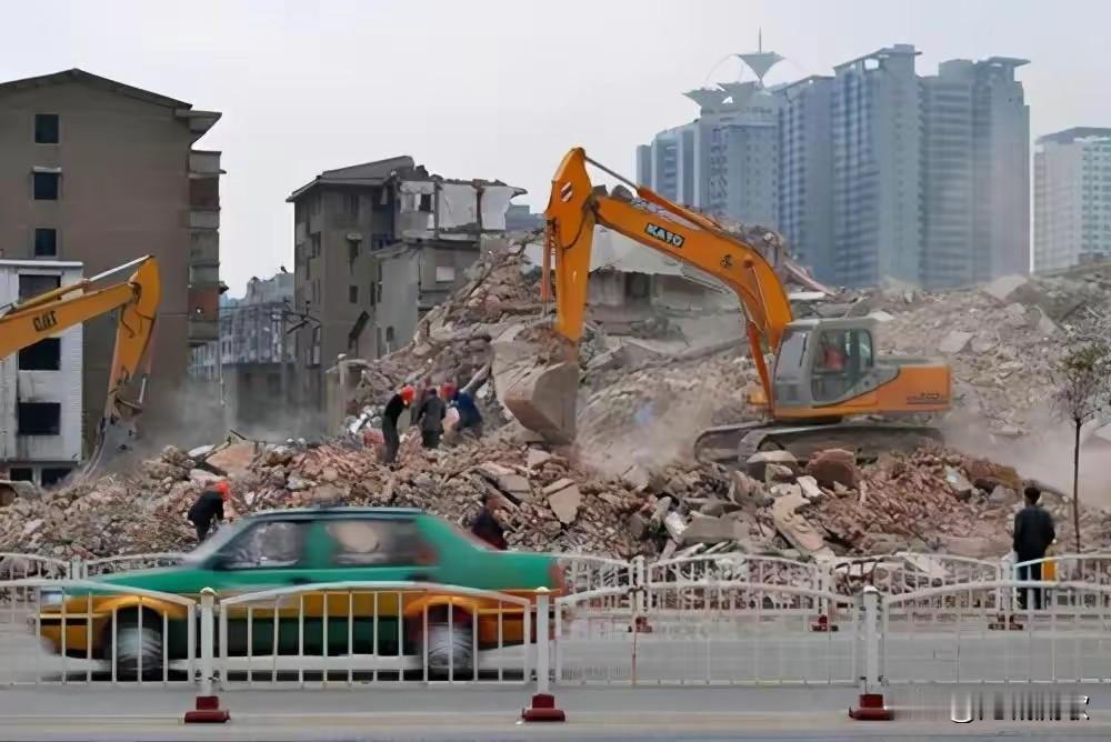20年以上的老旧小区要改造了！
为啥是20年？也就是05年以前建成的房子，国家要