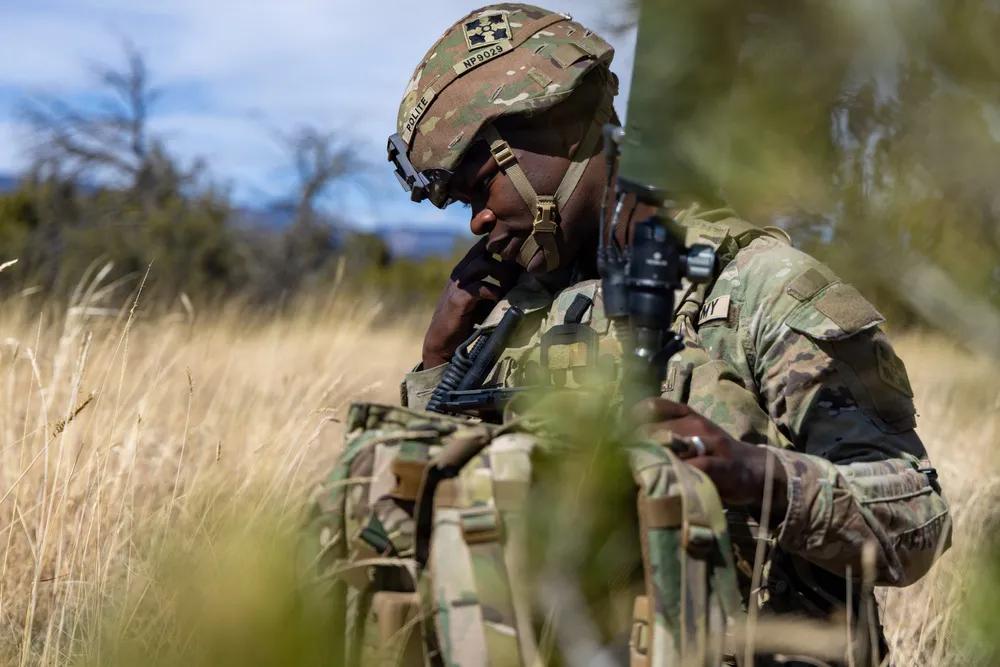 2026年3月11日，隶属于第四步兵师炮兵司令部及营的美国陆军士兵，在科罗拉多州