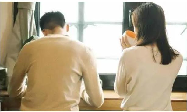 这婚外情闹的，太荒唐！广东东莞，61 岁的易大爷发现儿媳李某正和儿子闹离婚，有天