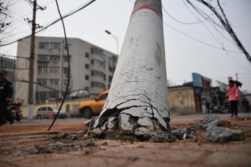 标题：深夜盗剪电缆，一人当场坠亡！同伙被刑拘，两个家庭全毁了
 
开头钩子：深夜