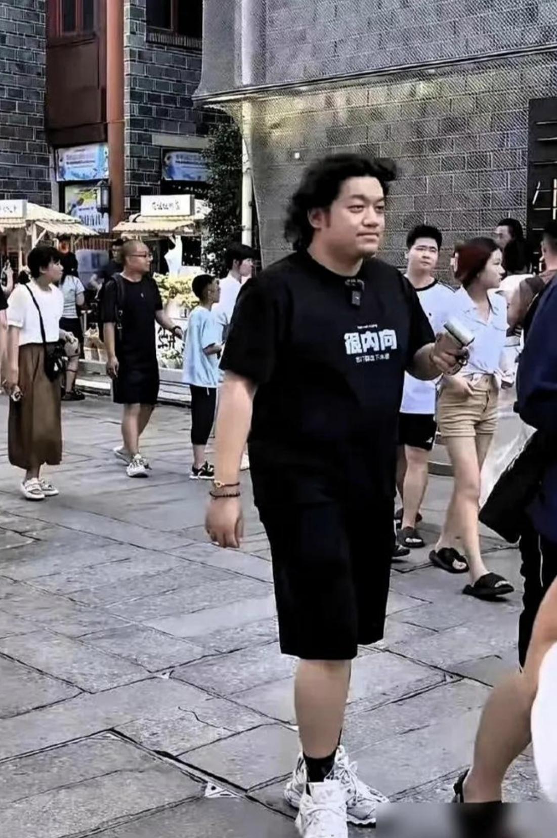 《家有儿女》中的老三小雨，小时候白白胖胖的多可爱呀，长着长着就长残了，直接长成了