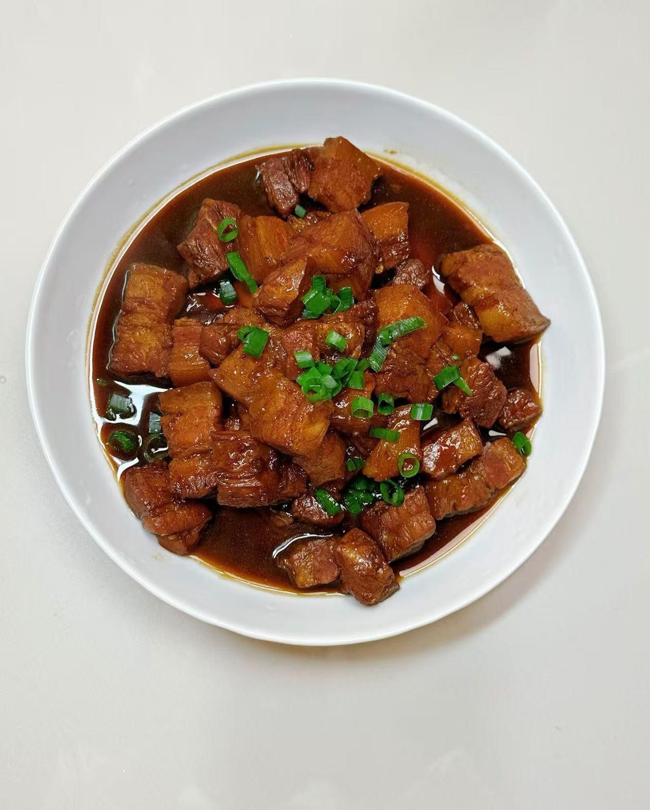 一盘香喷喷的红烧肉，撒了葱花。