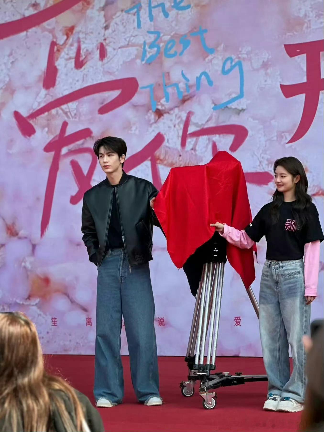 张凌赫、徐若晗《爱你》开机这是🐮这几年第一部主演的现代偶像剧吧？ ​​​