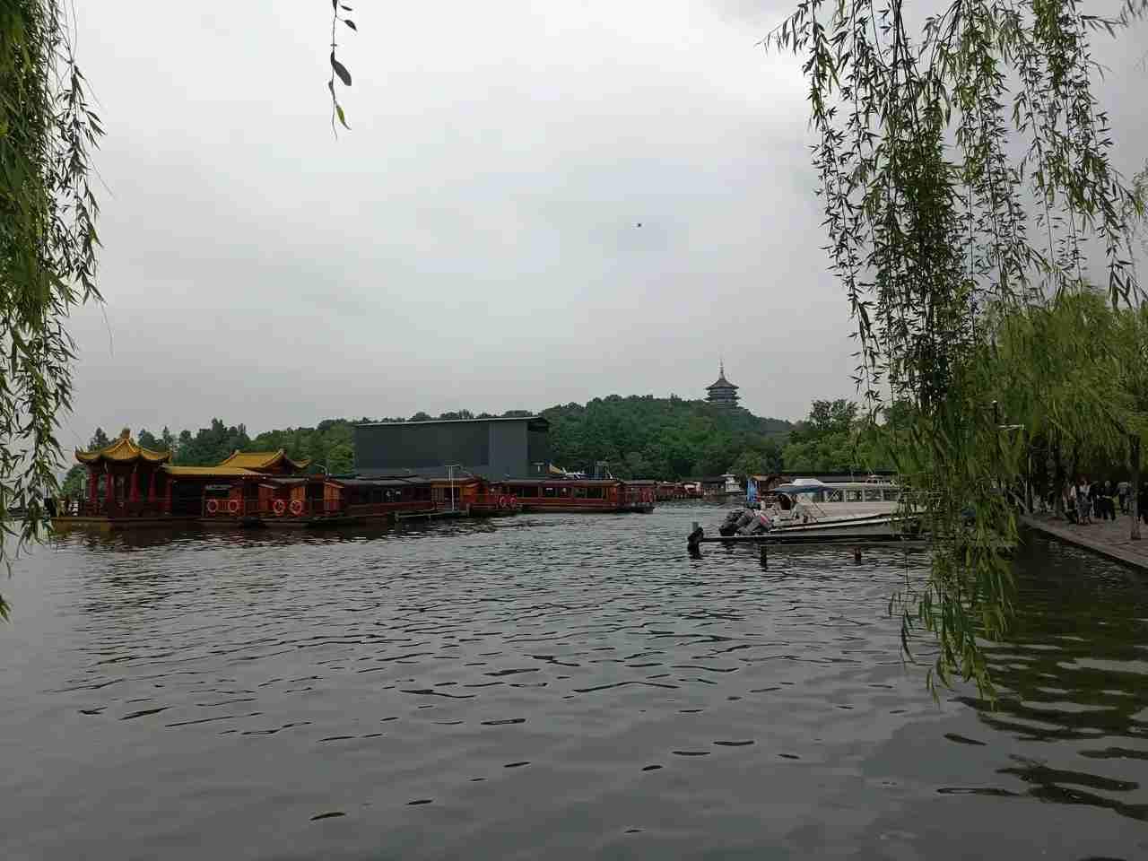 我的今日状态：😁轻松愉快
我这里的天气：🌤️多云

我喜欢雨过天晴的西湖，尤