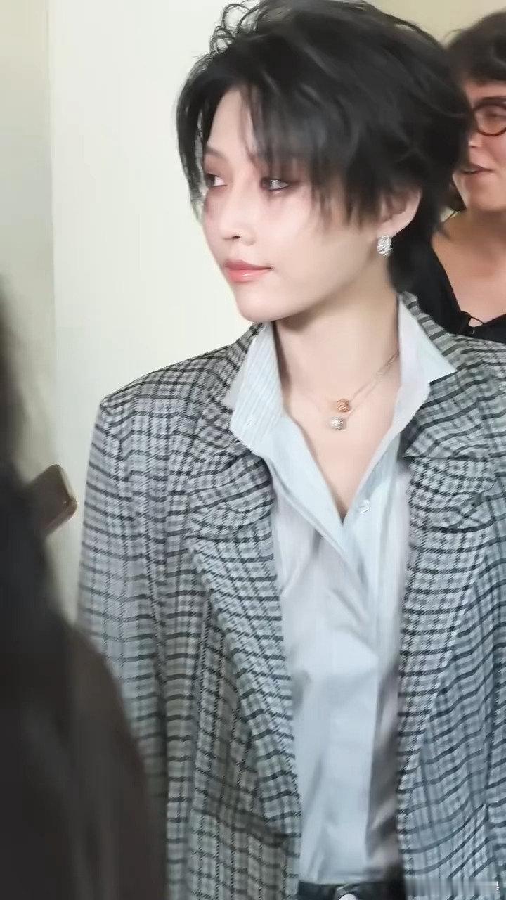 刘雨昕迪奥大秀状态秀场原生路透流出，考验颜值的媒体抓拍镜头里，刘雨昕状态全程在线