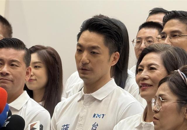 蒋万安呛“台独”谬论。 台媒报道，台陆委会副主委梁文杰18日宣称凤梨释迦“台湾人