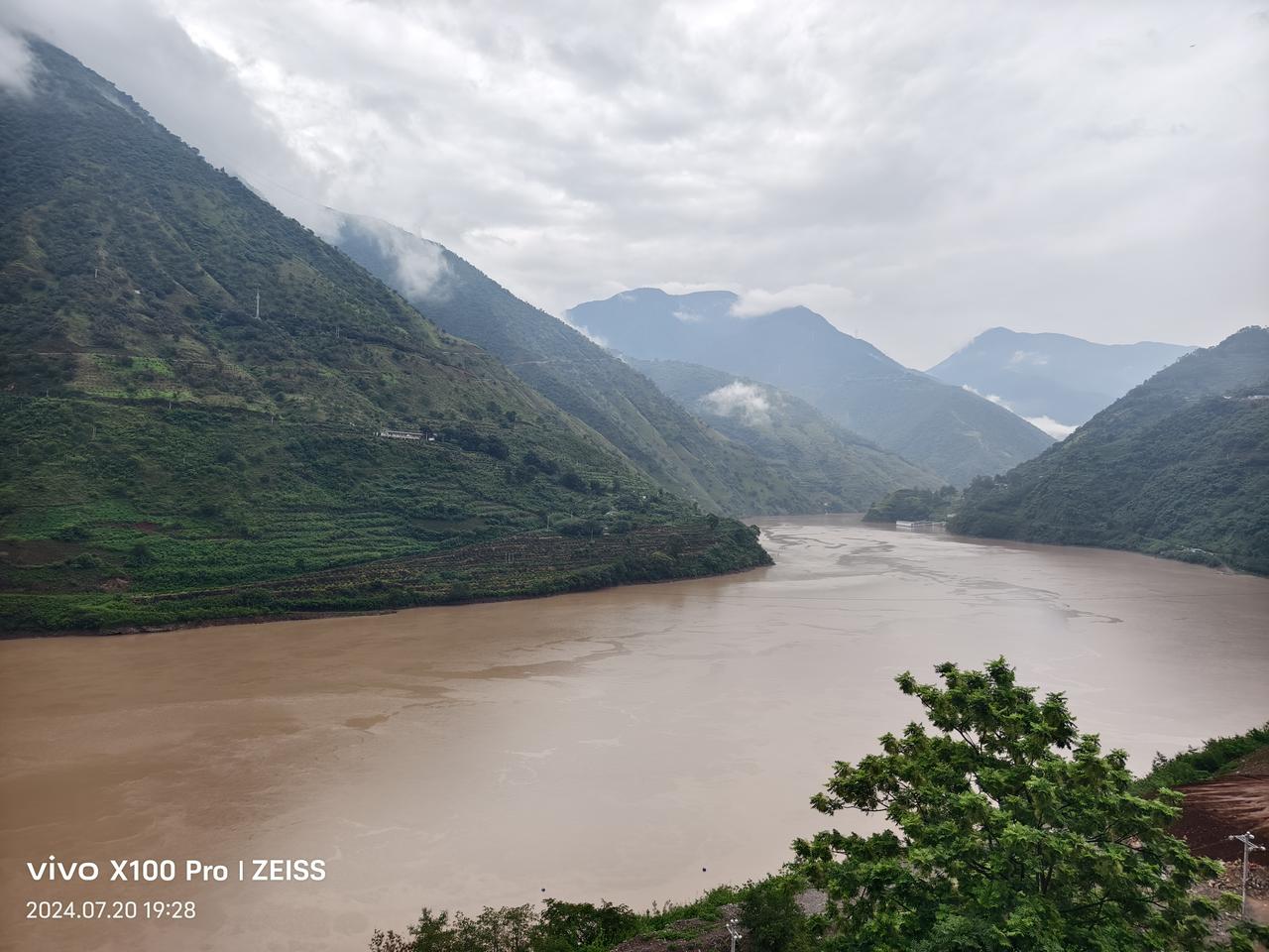 分享一件幸福感小事春日带上狗狗去看黄河，顺便野餐，是件好惬意的事情😊