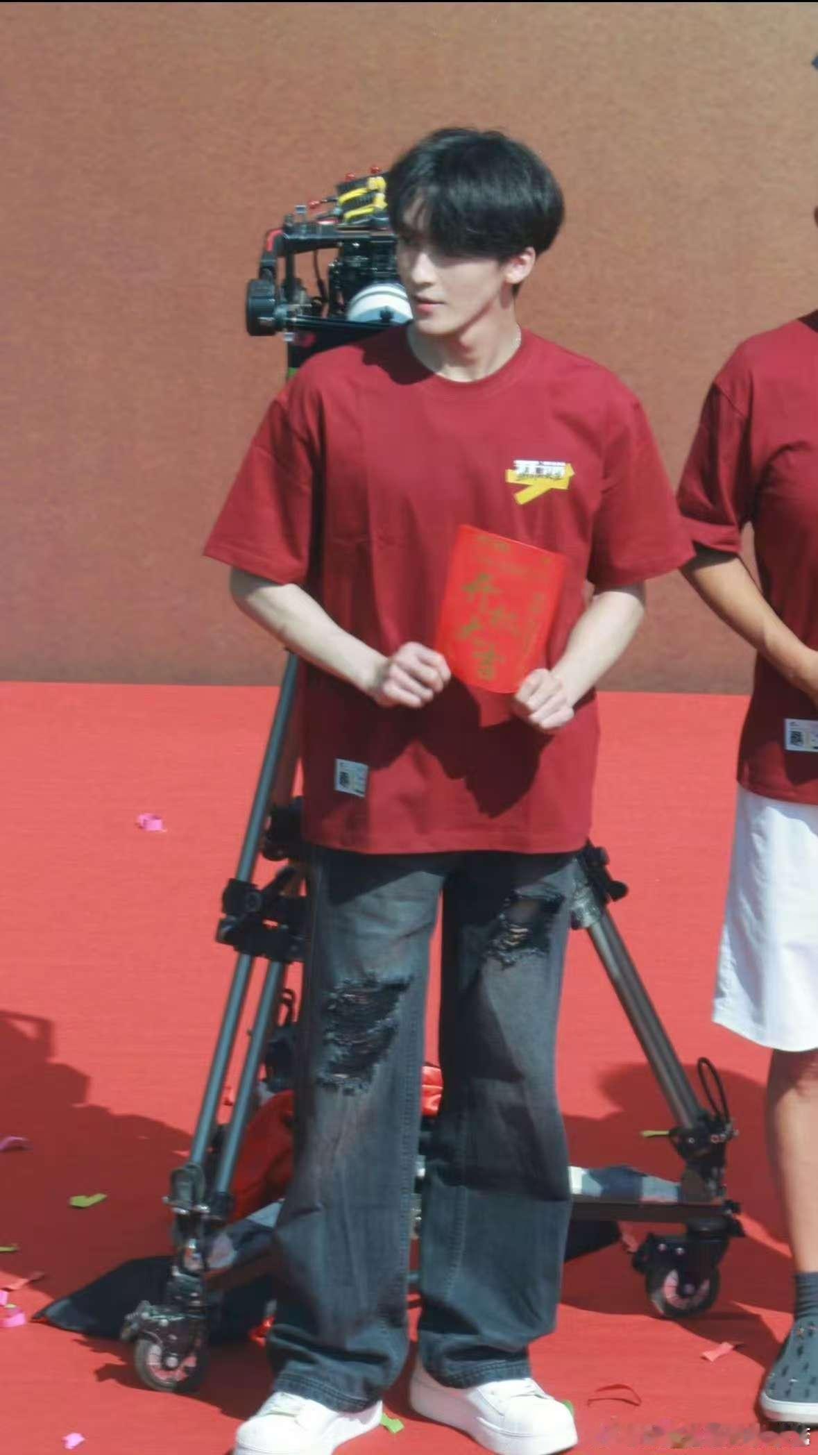 电影开端选角何洛洛何洛洛毕业后第一部电影 哇塞，毕业后的第1部电影就已经开机了呀