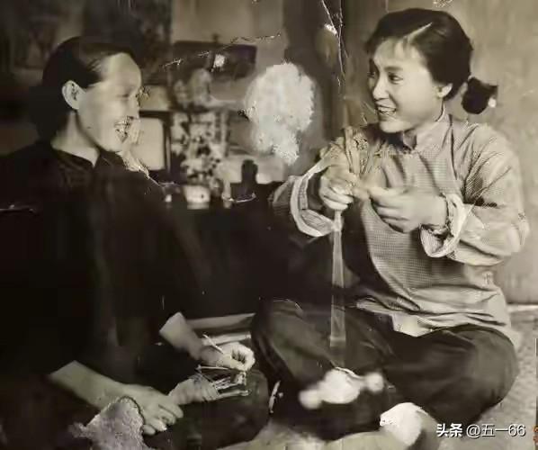 秦怡也有瘦的时候，那就是拍电影《北国江南》时
因为电影是在河北省张北县拍的，秦怡
