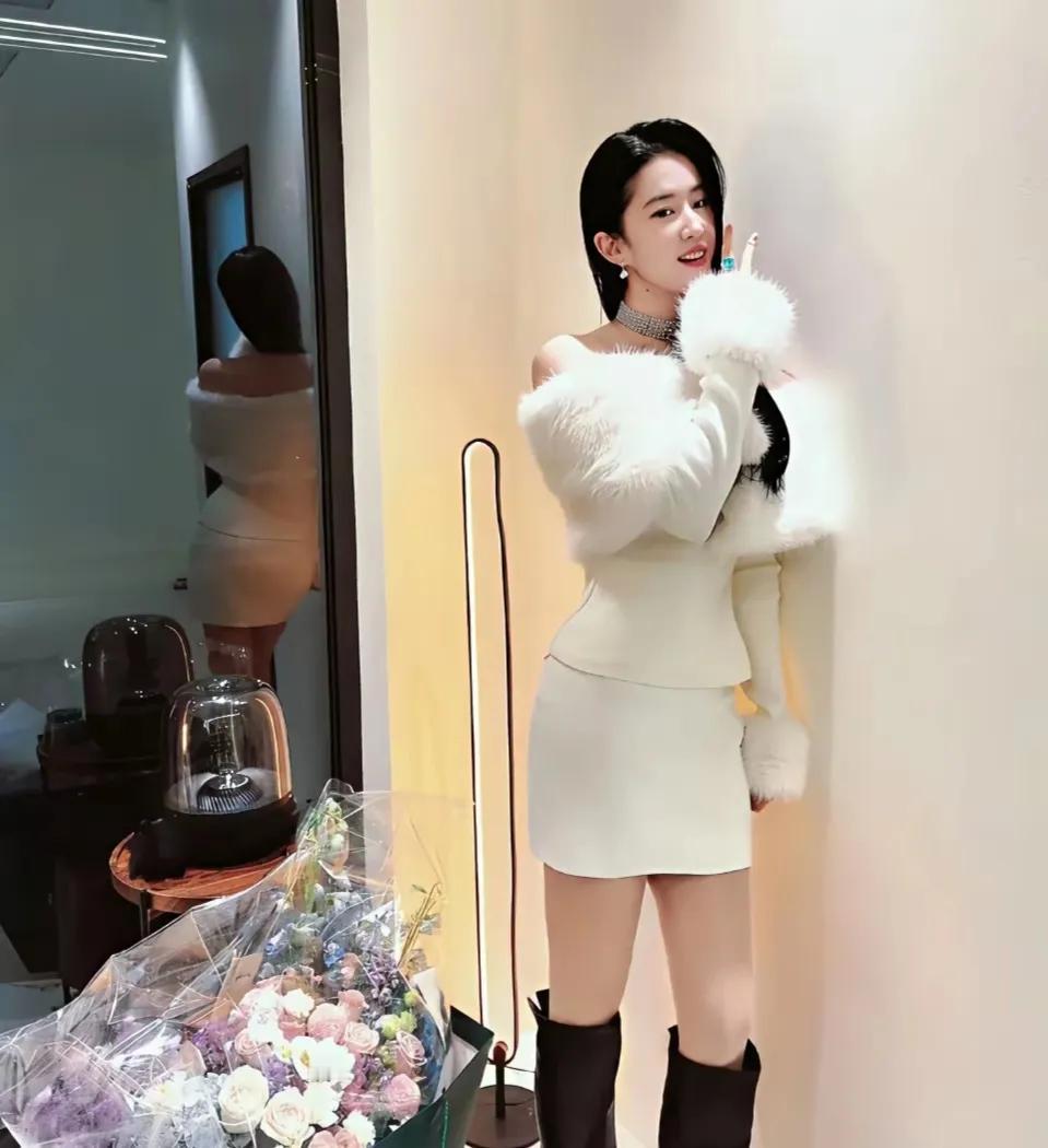 刘亦菲本想晒照炫耀自己减肥成功了，谁知道后面的镜子出卖了她。

所以，谁说刘亦菲