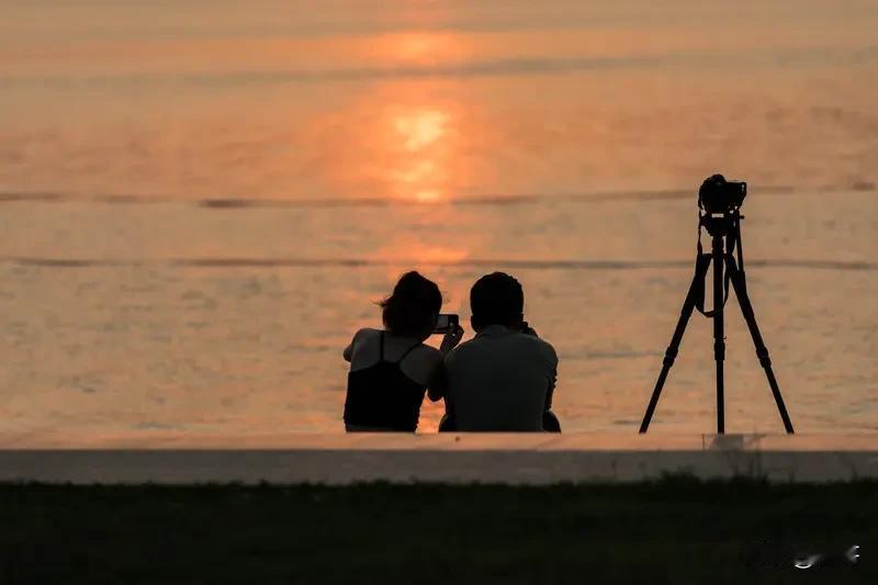 我不哭哭啼啼，我也不婆婆妈妈，我也不想戴那个颜色的帽子，想想就恶心。

是不是觉