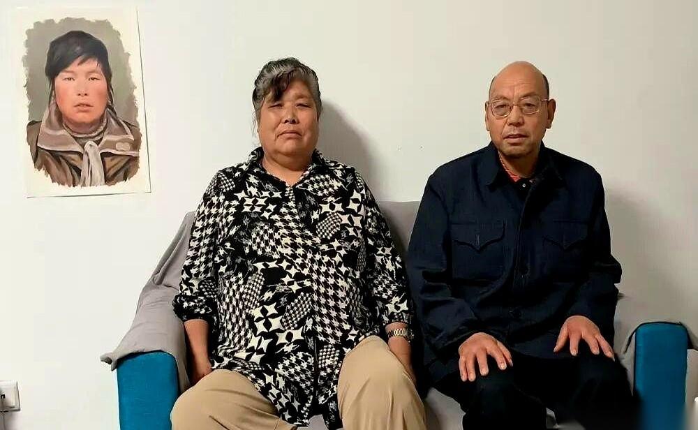 被人贩子拐卖了，好不容易活下来，结果转头被判了个“重婚罪”背上案底。
更绝的是，