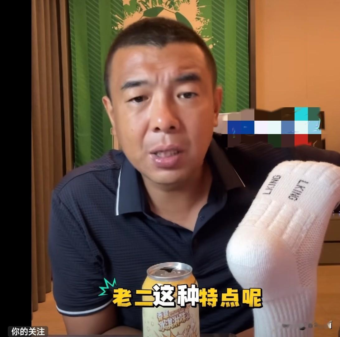 足坛名宿原国脚徐亮建议老二吕孟洋以后可以去荷甲、葡超或土超去踢球。
老二吕孟洋目