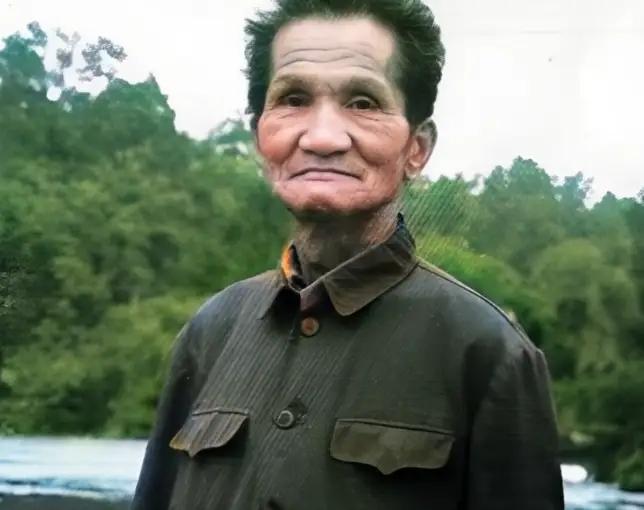 1947年，沈醉视察白公馆时，看见犯人韩子栋正疯疯癫癫地跑着步，马上觉得不对劲，