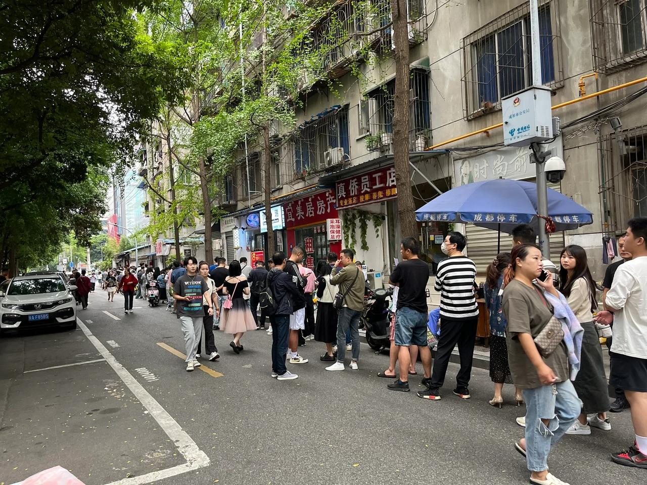 成都无名冒菜

早上10点20到，已经很长的队了，点完餐自己去里面找座，菜烫熟，