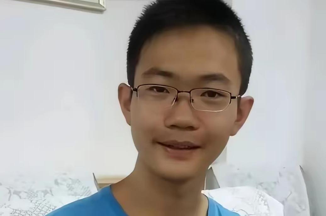 2016年，甘肃学生胡明源语文课从不听讲，天天熬夜打游戏，高考却以690分考上北