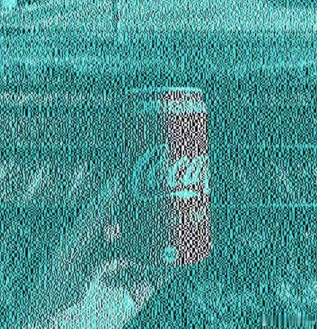 《色即是空之“红与黑”》放大图片，继续放大图片……你看到的可口可乐的红色其实是黑