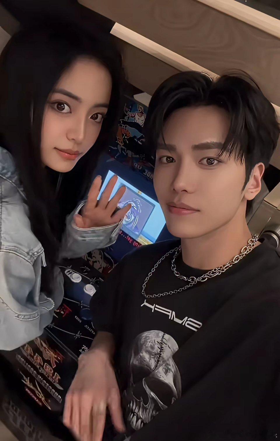 果然，原件正确，复印件就跑不了！邵兵以前就是圈里有名的冷酷帅哥，妻子张培大眼高鼻