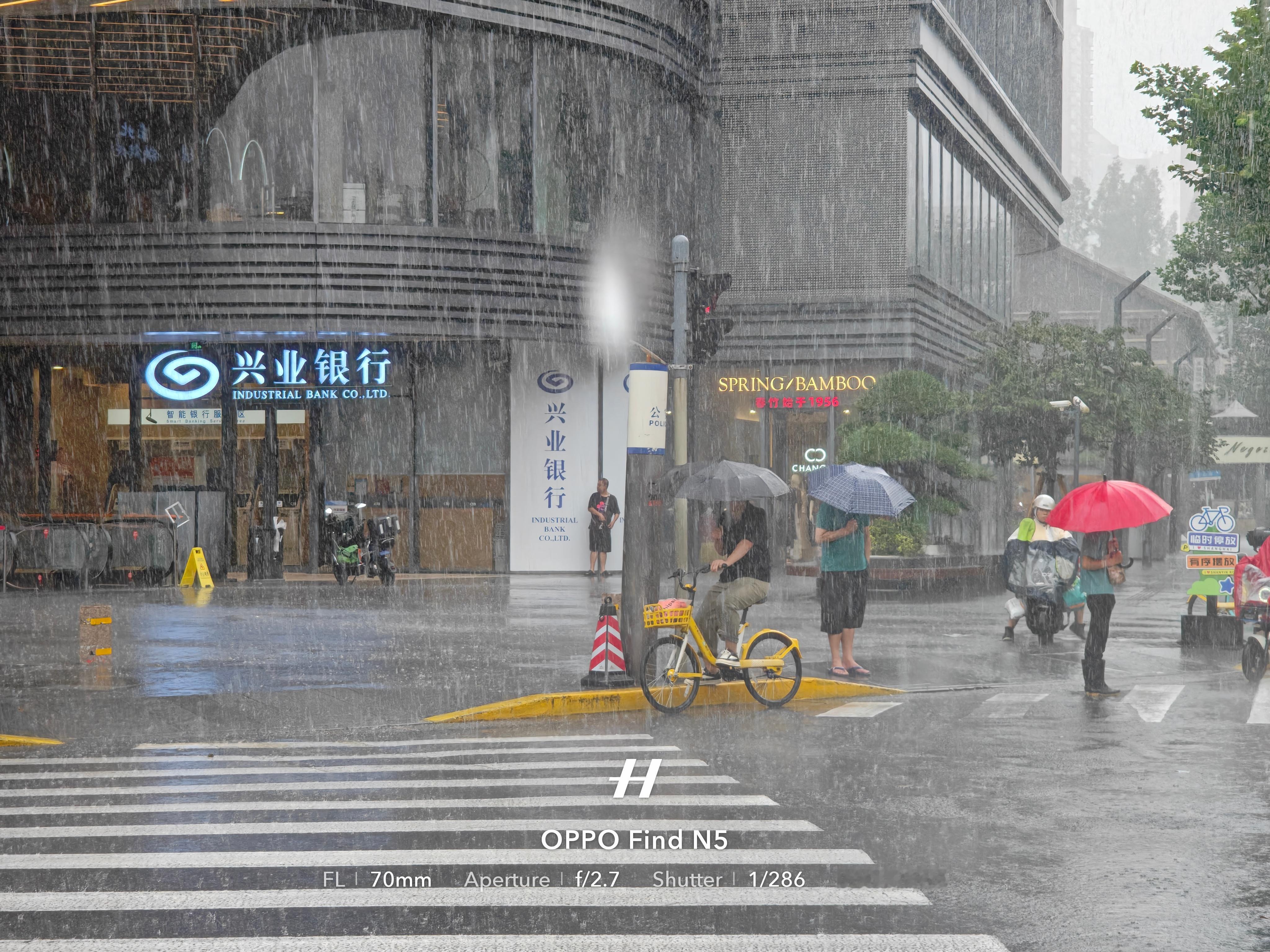 上海这雨大的……湿身了[污][污][污]喂豆包，你咋把自行车的方向弄反了[挖鼻]