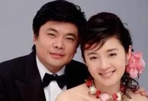 2004年，亿万富豪丁健回到家，对刚生完孩子五个月的老婆肖桦说：“对不起，我跟别