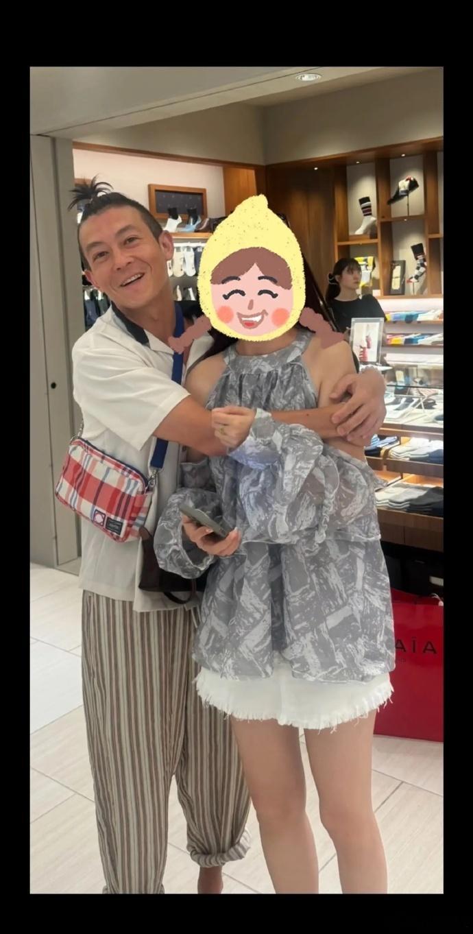 #陈冠希苹果头##粉丝遇到陈冠希激动哭了# 陈冠希的苹果头太亮眼，被偶遇时亲和有