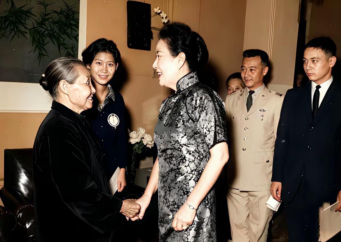 不是我夸张！左边这位女士看着气质不凡，眼熟却叫不上名字。
能一眼认出她的人，知识