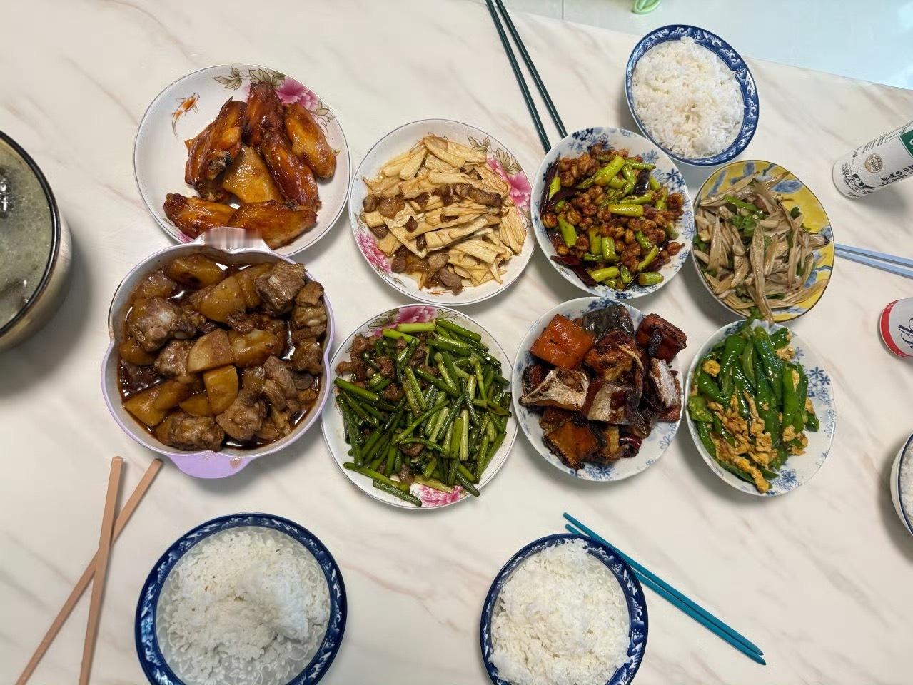 韩国富人家庭的豪华晚餐哈哈，这豪华？那我要掏出我妈妈做的了[doge] ​​​