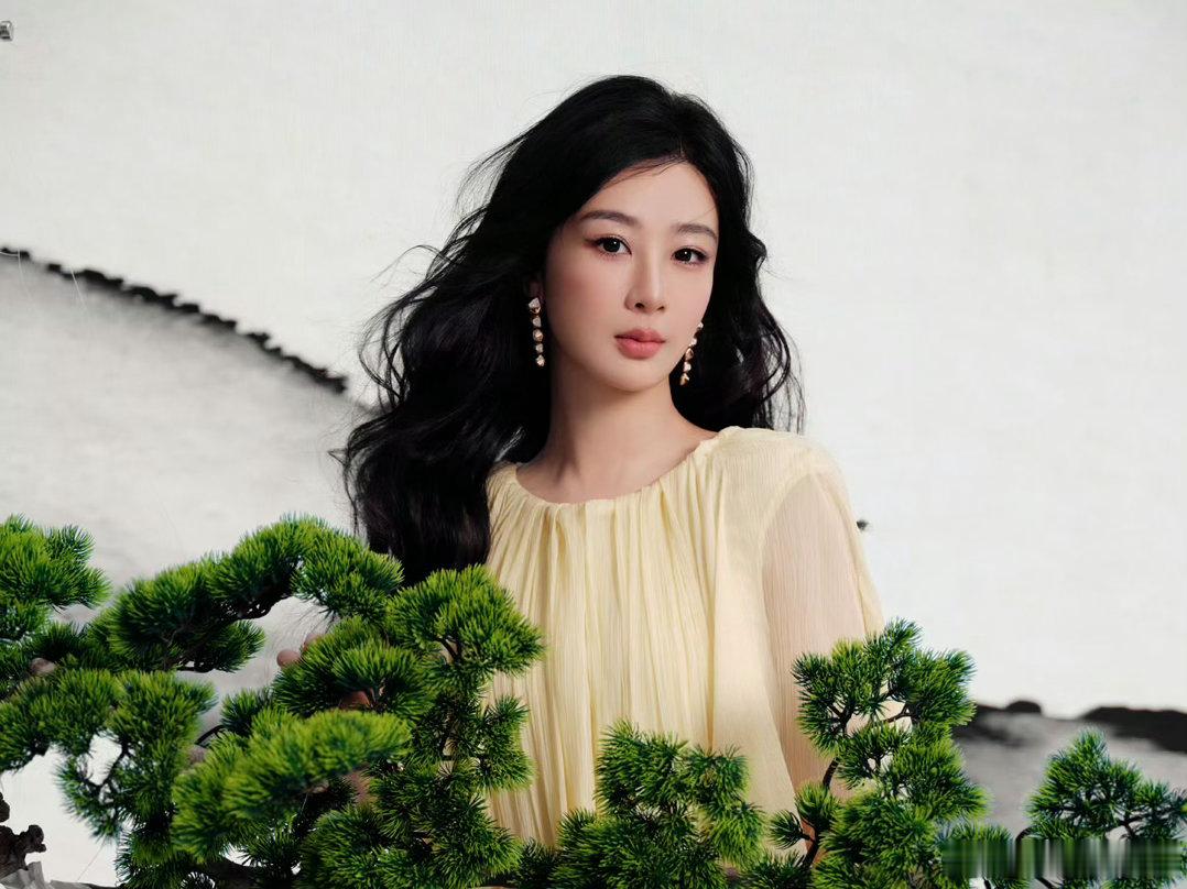 杨紫淡黄色造型好适合公主 杨紫一身鹅黄色裙装出席VOGUE盛典，明媚大气，好适合