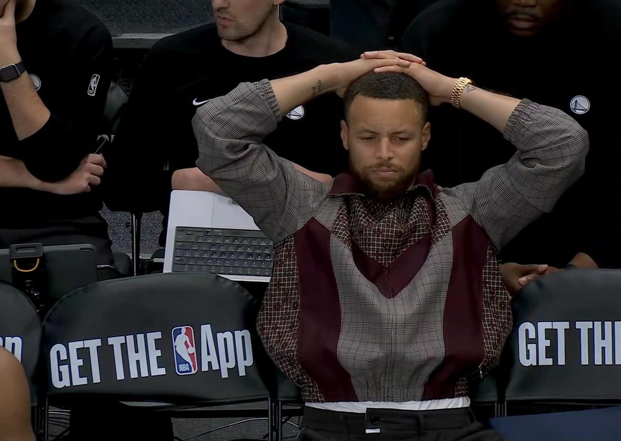 库里双手抱头，眉头紧锁，他还敢着急复出吗？

因为伤病没有上场比赛的库里在场边双