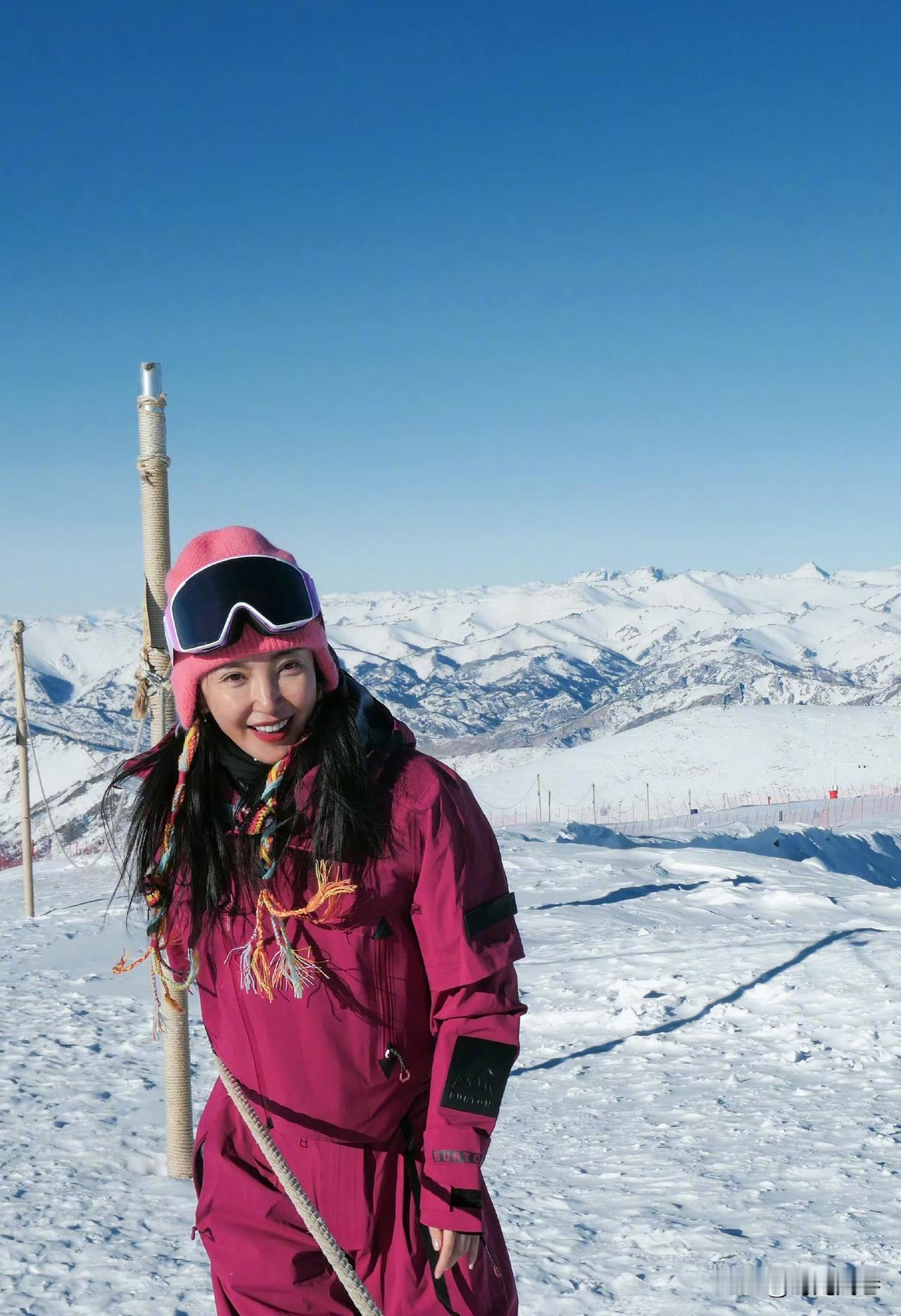 生命在于运动，年过50的李冰冰在滑雪场上快乐绽放，仿佛她一直是青春少女。从不曾被