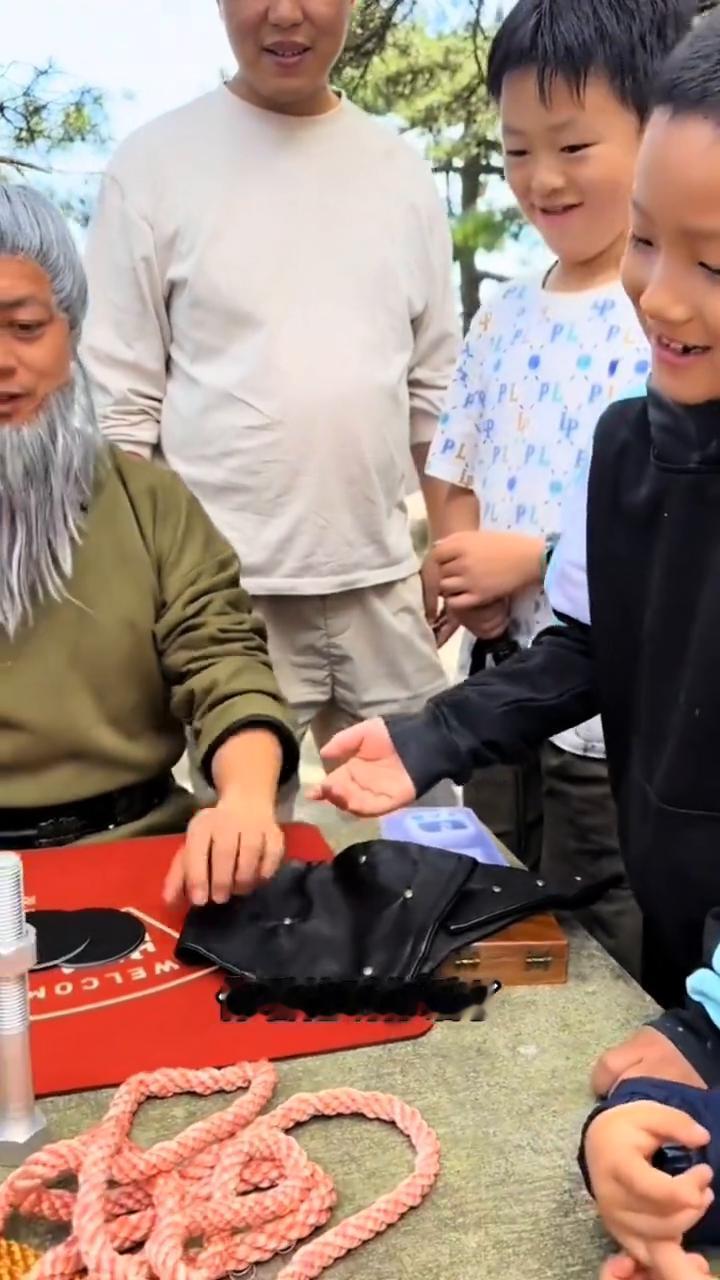 停了，下它就下，这里有东西，底下有电池。为什么老是觉得我设置有装置？有什么装置？