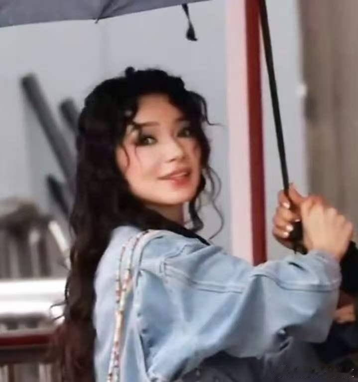 代斯泡面头造型代斯泡面头 代斯一公上班路透，谁给美女做的泡面头造型！！ 