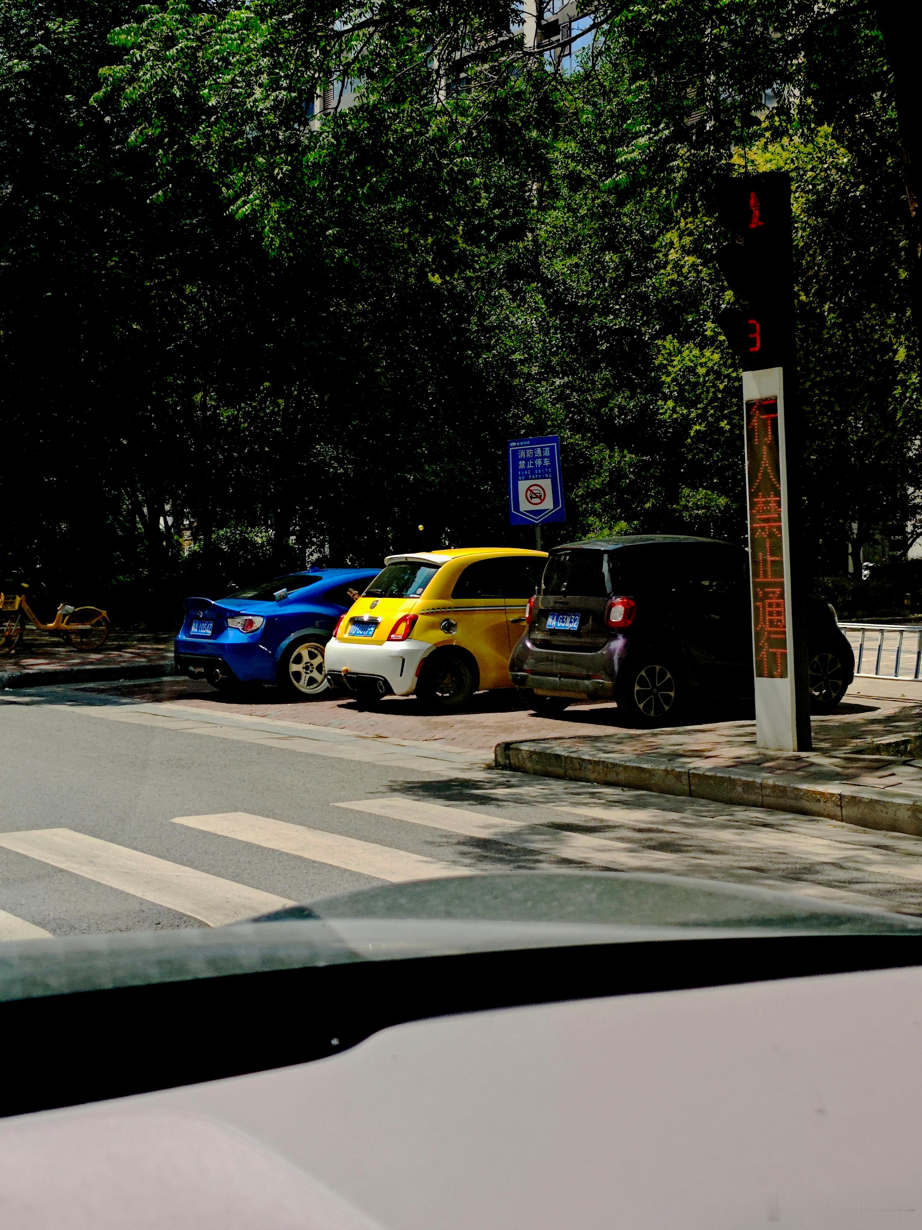 三台停在一起的性格小车[doge]熬夜泰斗的随手拍 ​​​