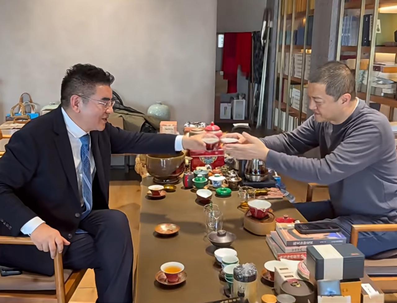 李亚鹏真是不简单，说话的水平都很高超。

他对陈光标说，我和你虽然是第一次见面，